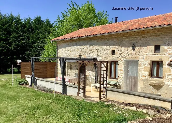 Wisteria & Jasmine * Genouille (Vienne)